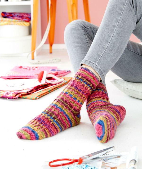 Pystyraitaneuleiset sukat - Regia 4