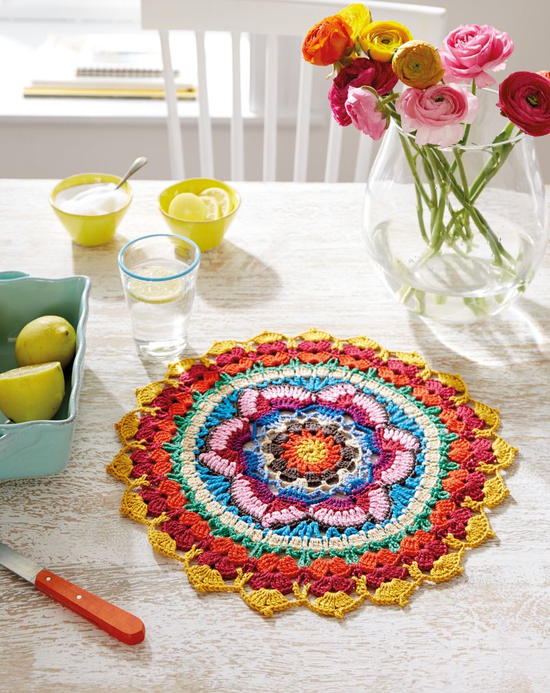 Punainen mandala pöytäliina by Arne and Carlos - Catania
