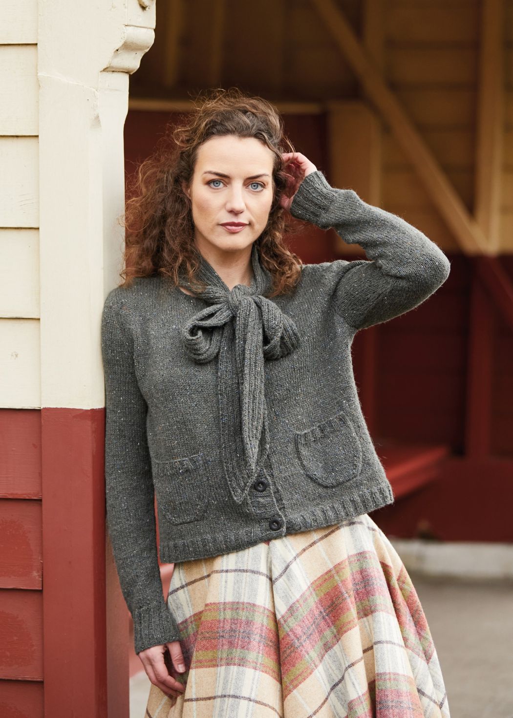 Rusettikauluksinen neuletakki - Rowan Felted Tweed